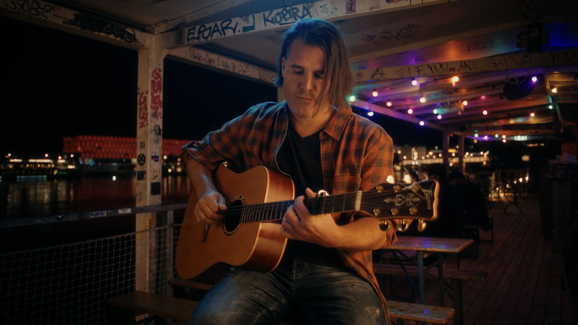 Still aus dem Musikvideo Moments